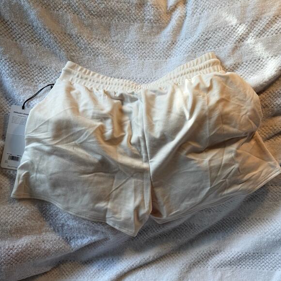 NWT Alo dreamy short ivory, size large - Picture 3 of 4
